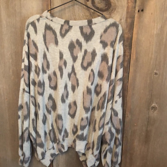Fantastic Fawn Dolman Gray Leopard Print Soft Top Medium - Picture 3 of 10